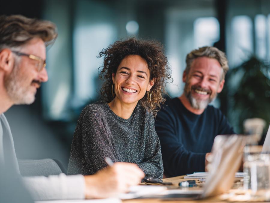 Une équipe apaisée et souriante