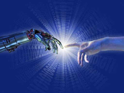 Une main robotique et une main humaine se touchent