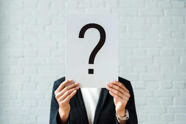 Une professionnelle masquée par un point d'interrogation